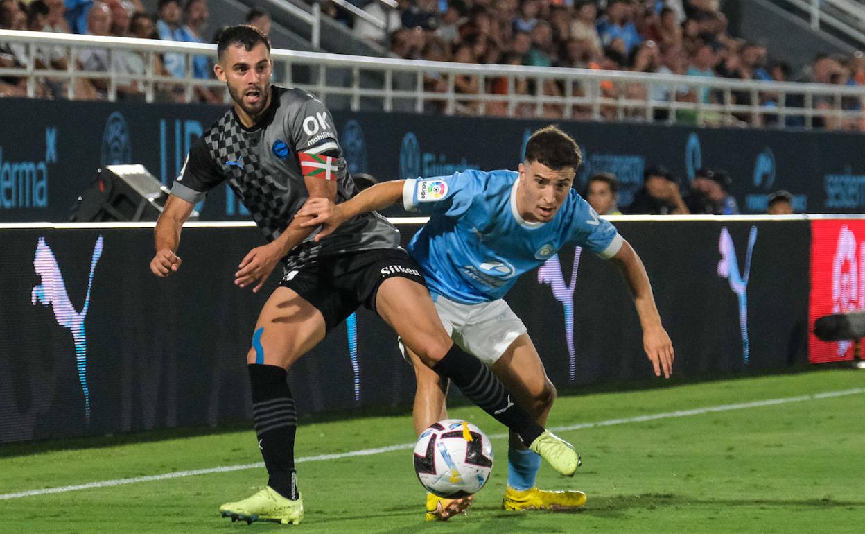 El Alavés maneja ofertas de Elche, Cádiz y Espanyol por Luis Rioja