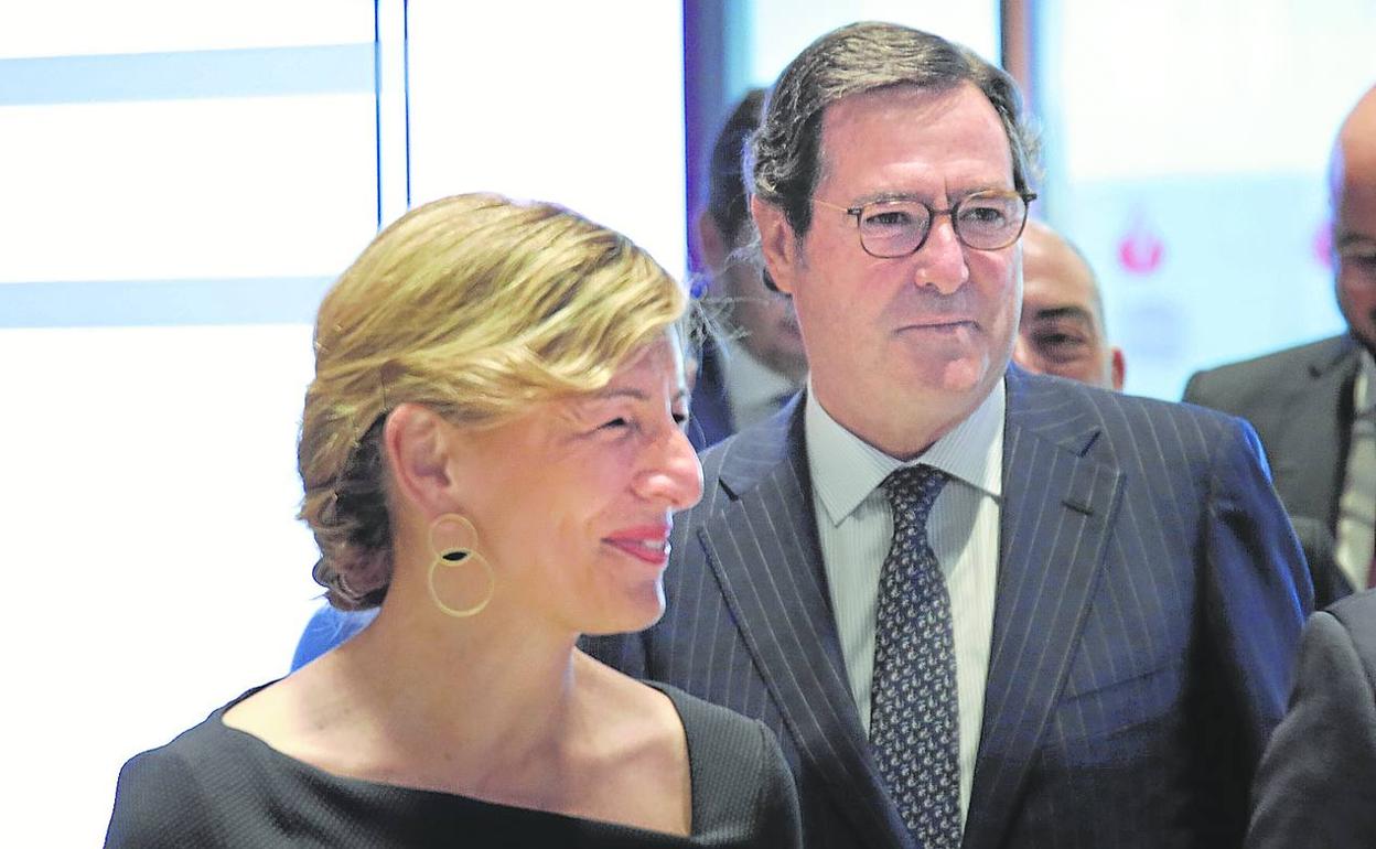 Yolanda Díaz junto al presidente de la patronal, Antonio Garamendi, en un acto en Madrid el pasado mes de abril. 