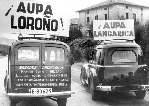 Dos coches portan pancartas de ánimo a Jesús Loroño y Dalmacio Langarica durante la Vuelta a España de 1946. 