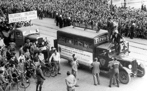 Recibimiento a Langarica en Bilbao tras su triunfo en la Vuelta de 1946