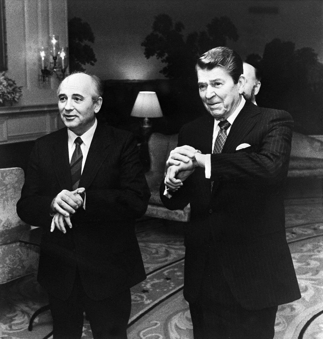Ronald Reagan recibe en la Casa Blanca a su homólogo de la URSS, Mijail Gorbachov, en 1987. Es una imagen icónica un día después de la firma del acuerdo de desarme atómico.