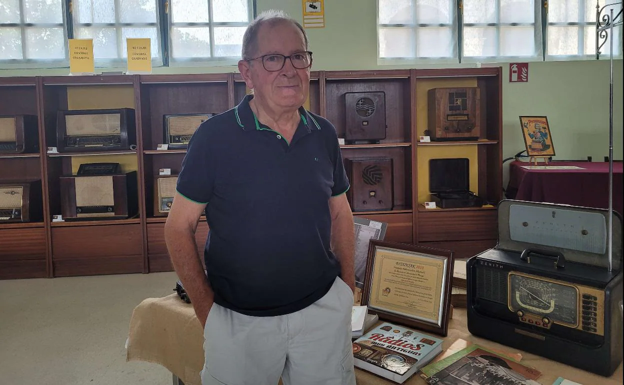 Agustín Erkoreka en el museo de Orduña junto a su primera radio, una Zenith de 1955 que le trajo su hermano de Canadá./ 