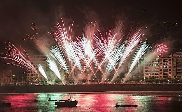 Fuegos artificiales de la pirotecnia alavesa Valecea.