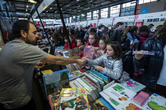 Un grupo de escolares compran libros en la Azoka de 2019.
