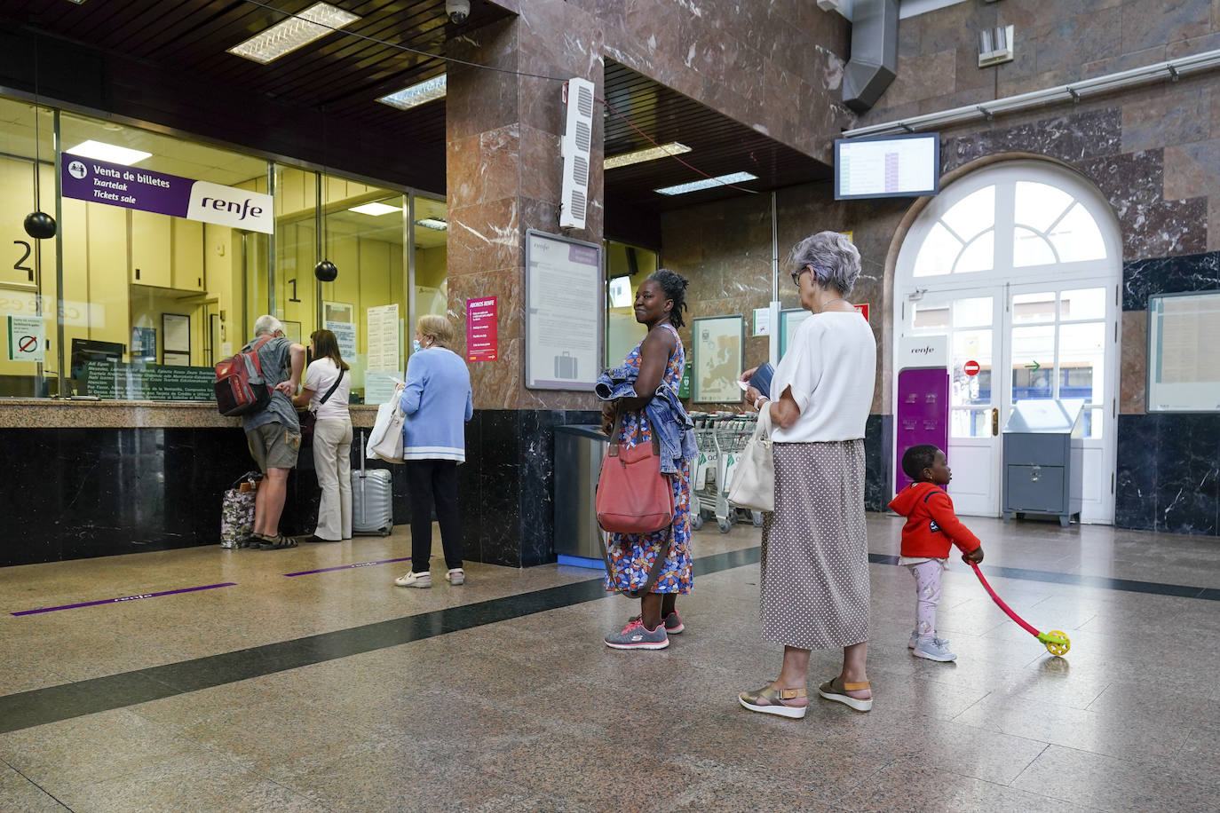 Fotos: Satisfacción entre los alaveses en el primer día de descuentos en el transporte público