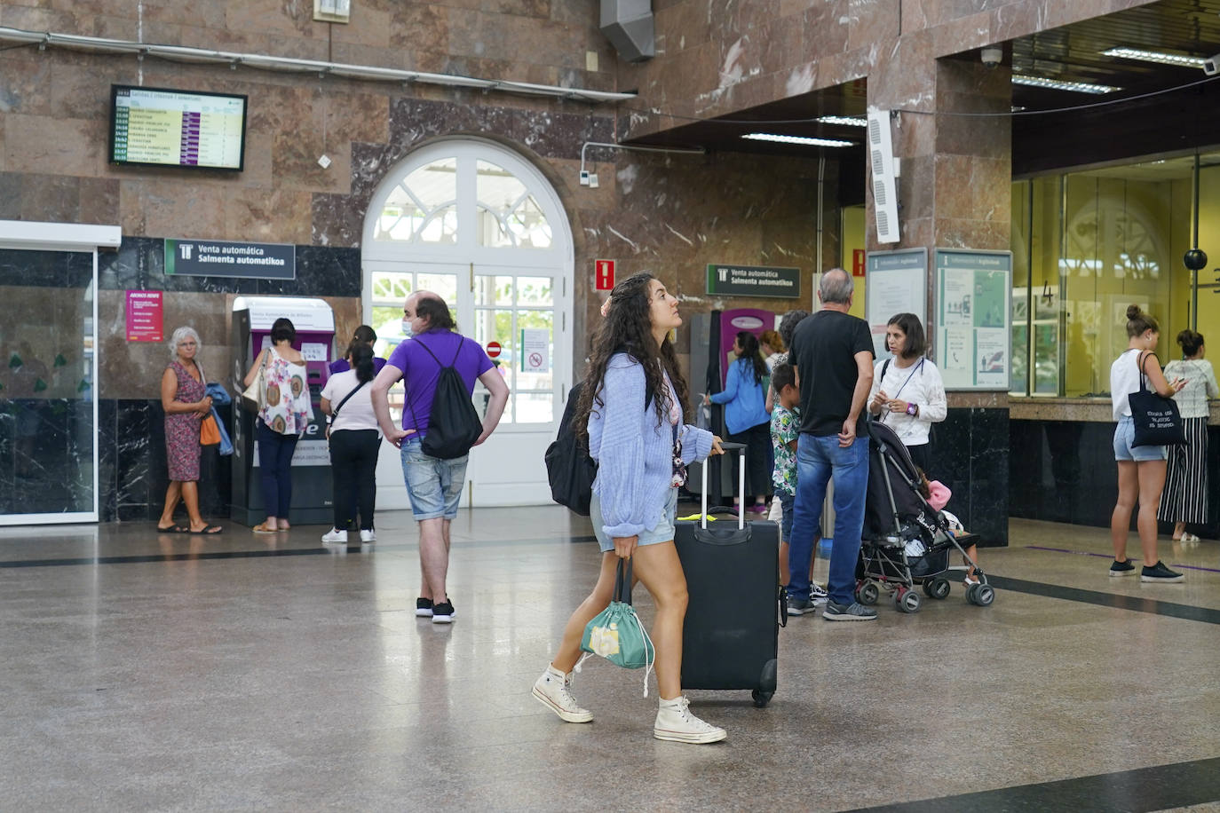 Fotos: Satisfacción entre los alaveses en el primer día de descuentos en el transporte público