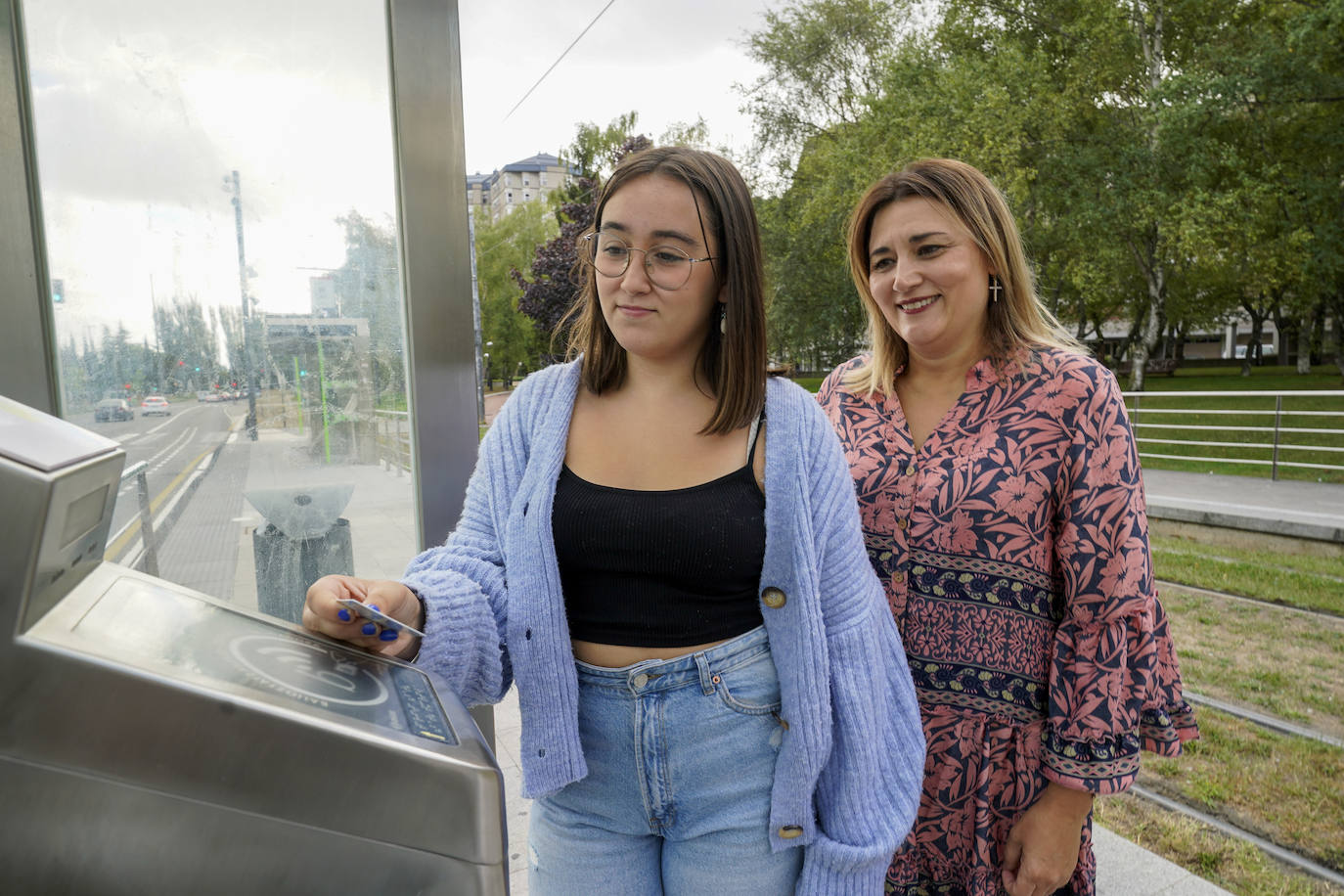 Fotos: Satisfacción entre los alaveses en el primer día de descuentos en el transporte público