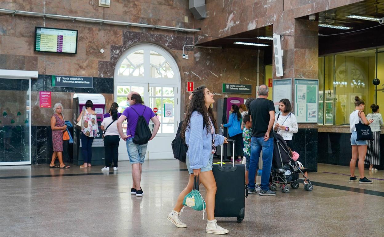 Ambiente esta mañana en la estación de trenes de Renfe. 