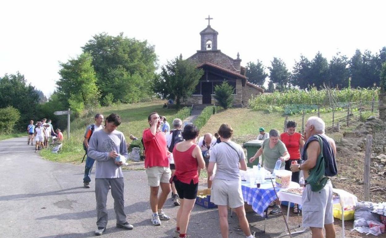 Ondare erlijiosoa ezagutuz naturarekin hartu-emanean egoteko aukera paregabea eskaintzen du ibilbide honek. 