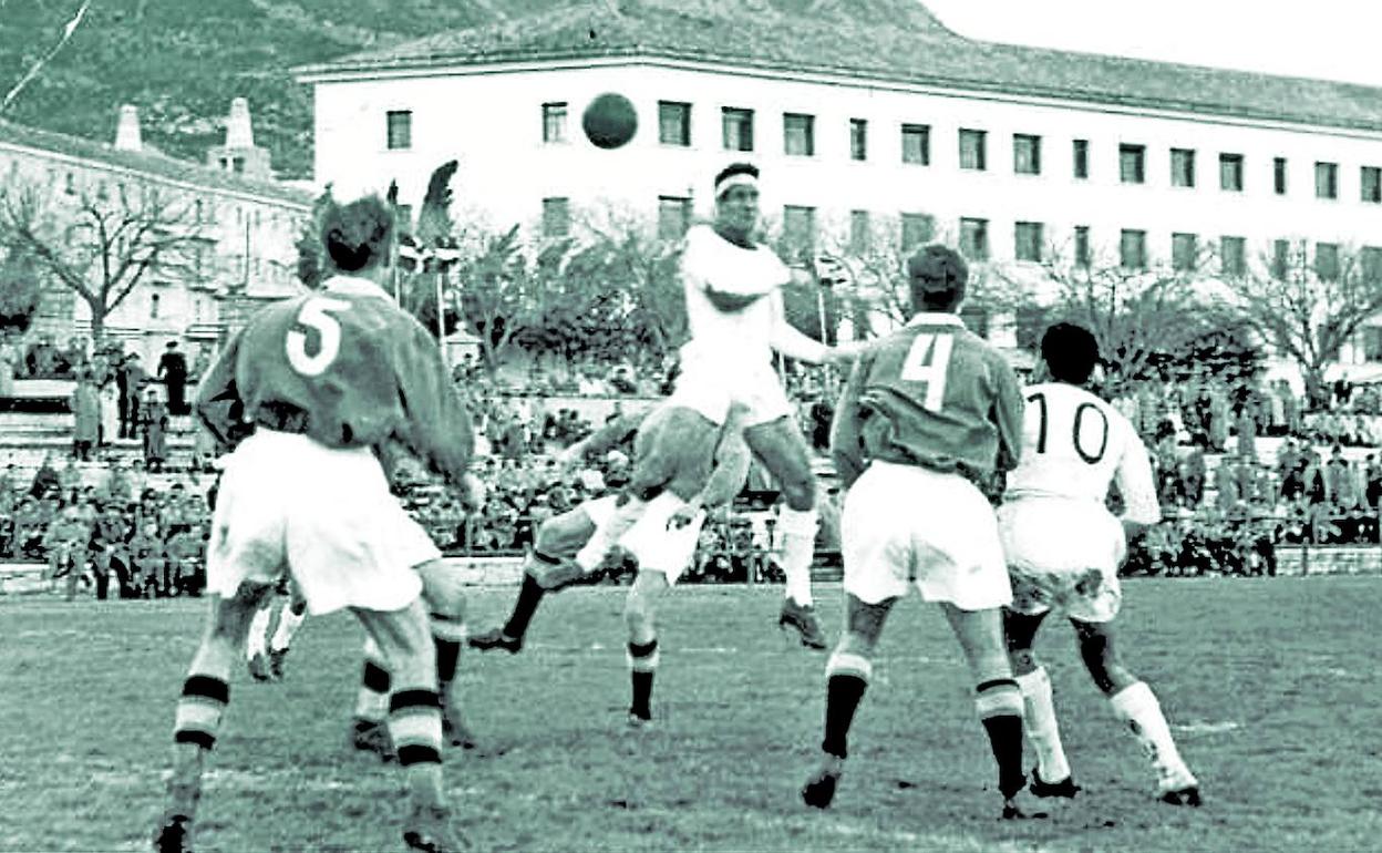 Ángel María Arregui, en uno de sus clásicos remates de cabeza.