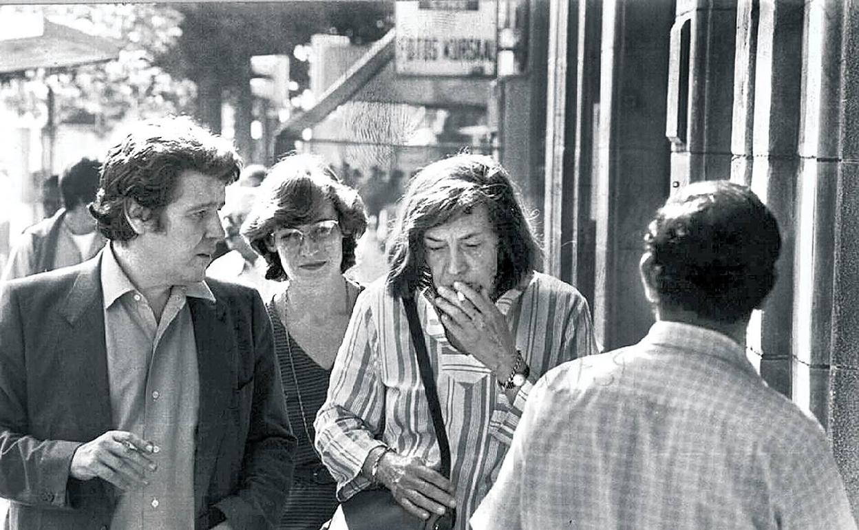 De paseo. Patricia Highsmith, durante su estancia donostiarra, en compañía de los editores Jorge Herralde (Anagrama) y Marianne Liggenstorffer (Diogenes). 