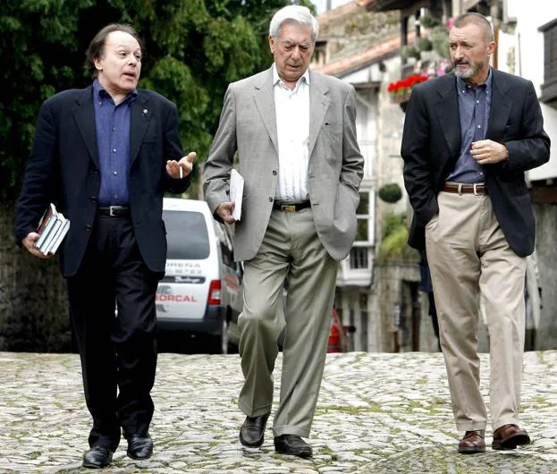 Los escritores Javier Marías, Mario Vargas Llosa y Arturo Pérez Reverte pasean por las calles de Santillana del Mar en 2008. 
