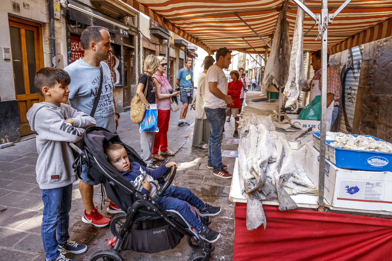 Fotos: El Mercado de la Almendra resucita al Casco Medieval de su letargo veraniego
