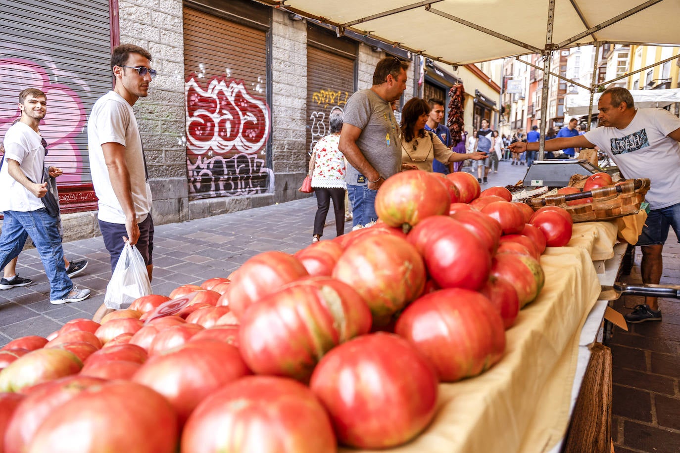 Fotos: El Mercado de la Almendra resucita al Casco Medieval de su letargo veraniego