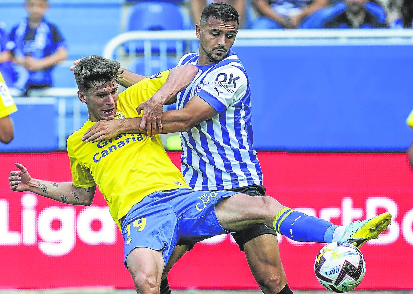 Alesandar Sedlar intenta complicar la recepción de la pelota a Marc Cardona.