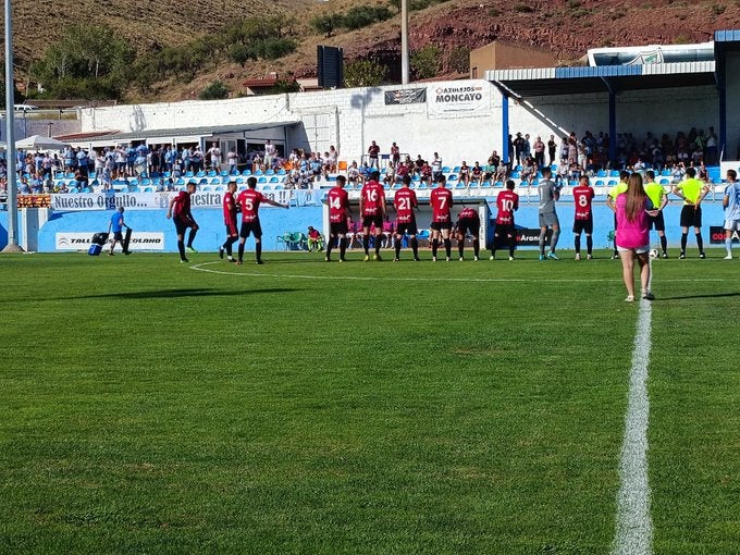 Los jugadores del Arenas celebran la victoria.