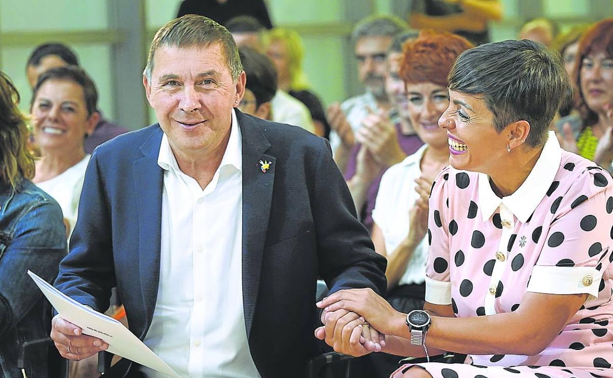 Arnaldo Otegi y Rocío Vitero, candidata de EH Bildu al Ayuntamiento de Vitoria. 