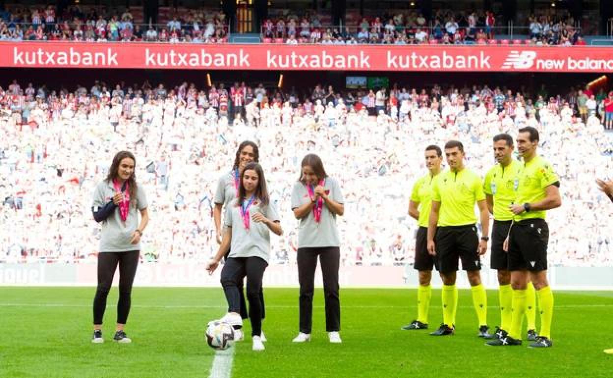 Ane Elexpuru realiza el saque de honor. 