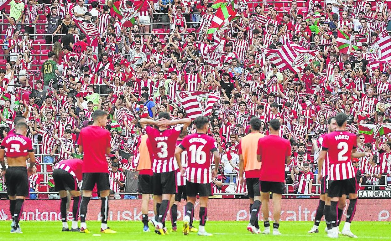 Jugadores del Athletic aplauden a la grada de animación, que después del partido siguió dando ánimos a la plantilla.