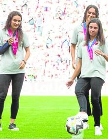 Imagen secundaria 2 - 1. Hubo buen ambiente en San Mamés, donde volvieron a acudir más de 41.000 aficionados. 2. Iñigo Martínez, flanqueado por Dani García y Lekue, no jugó este domingo. Las campeonas del mundo rojiblancas sub'20 hicieron el saque de honor.