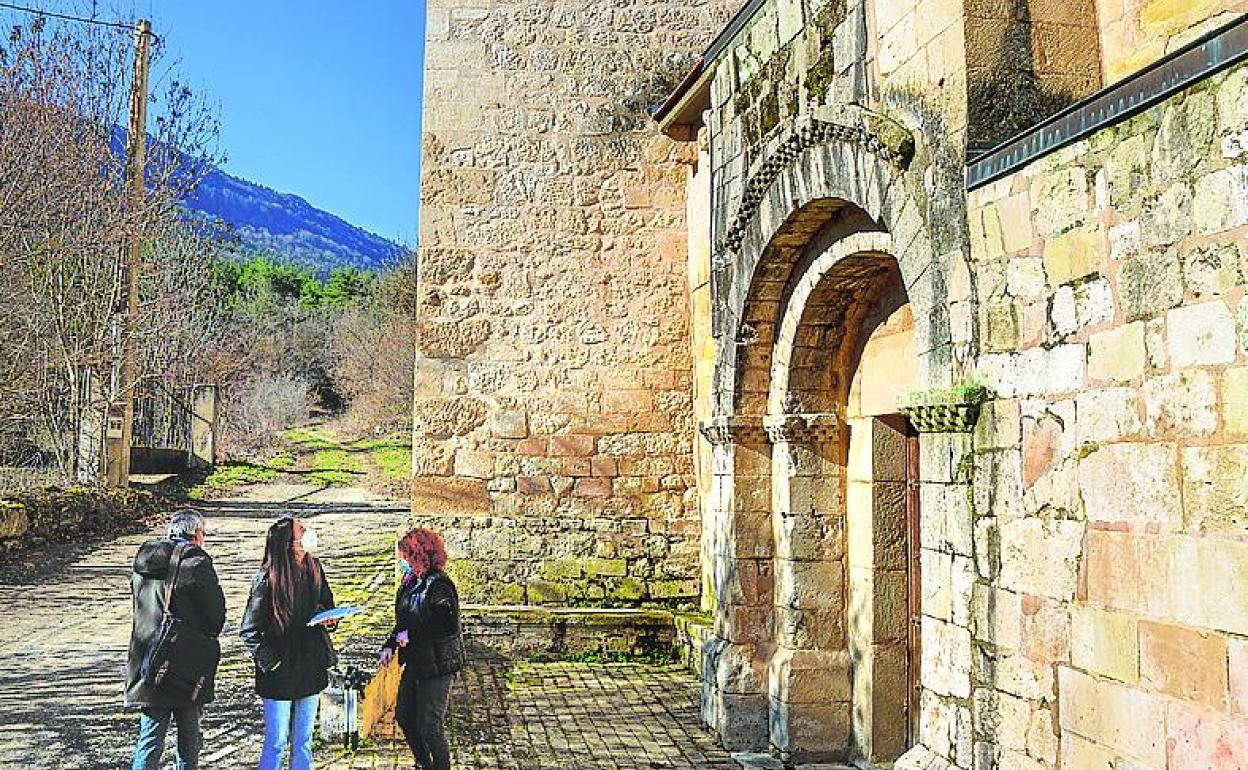 El pórtico de la iglesia de San Román de Tobillas. 