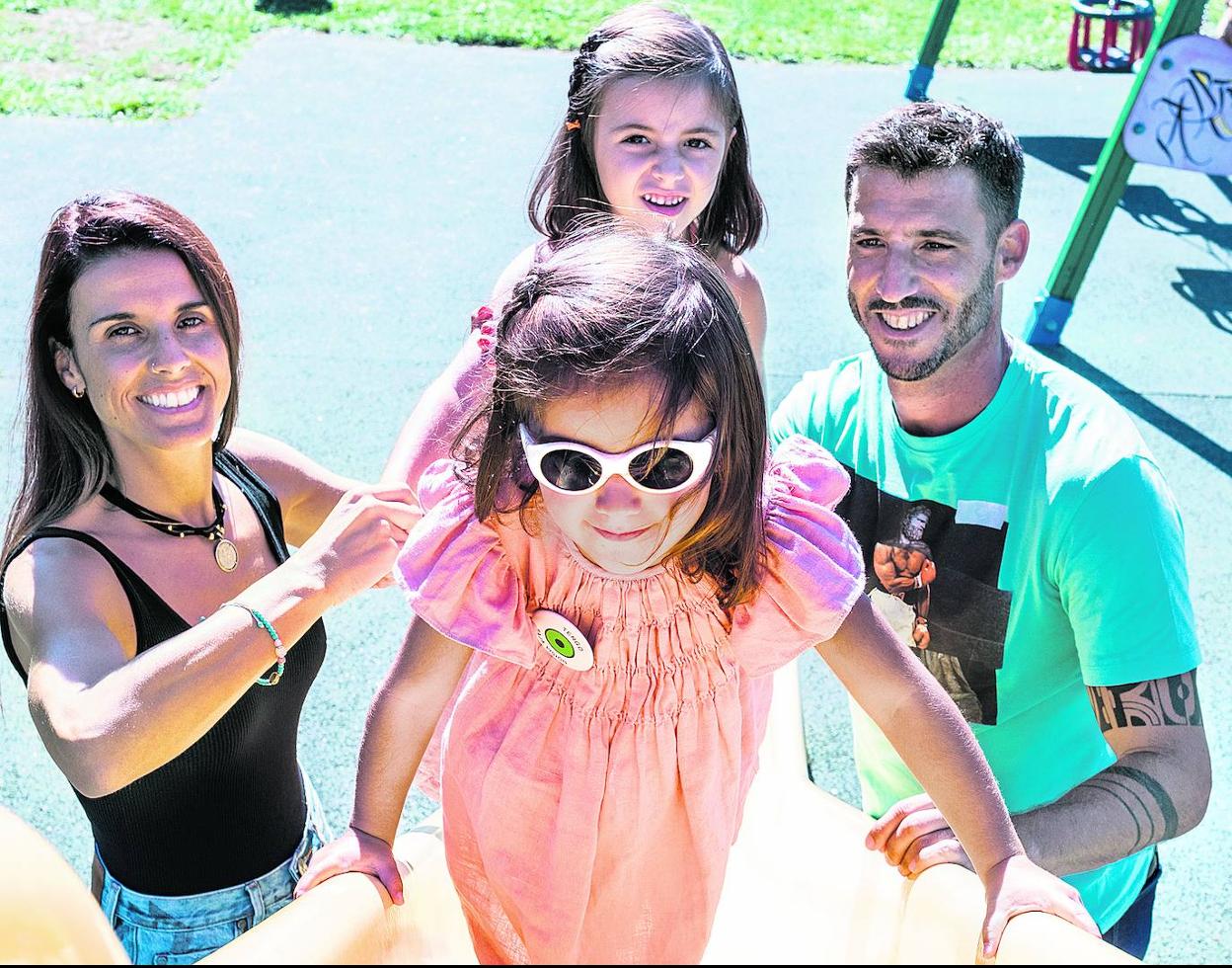 La pequeña Kaiene, junto a su hermana Kiare y sus padres Ari y Tiko, sube por un tobogán. 