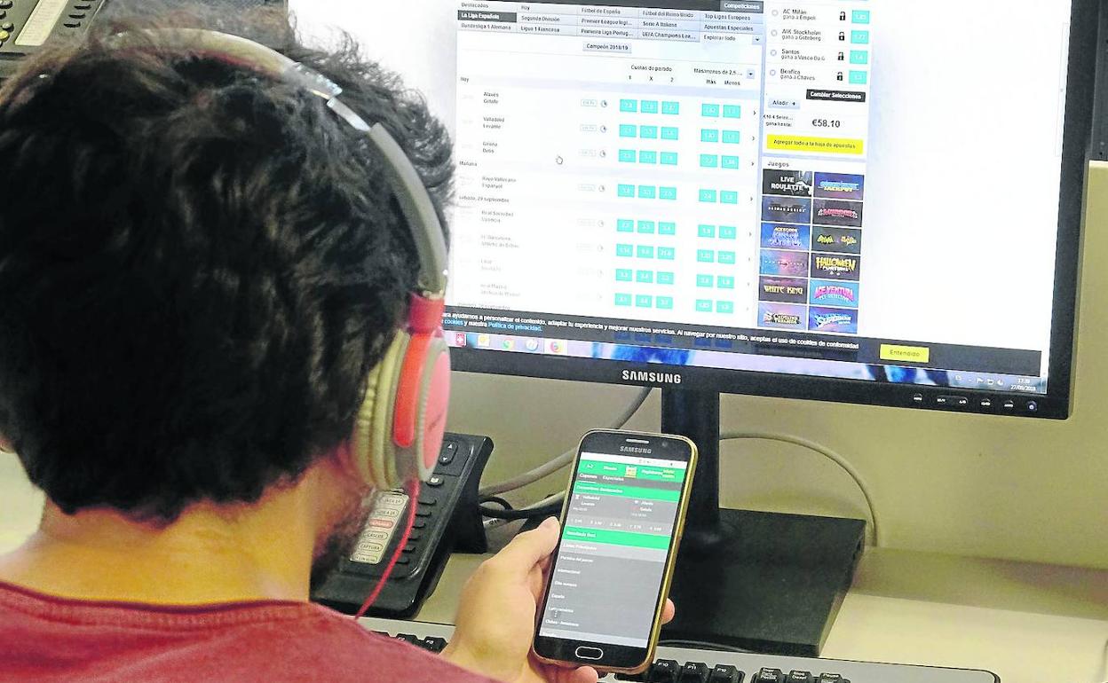 Las apuestas deportivas y la lotería son los juegos preferidos por los jóvenes. 