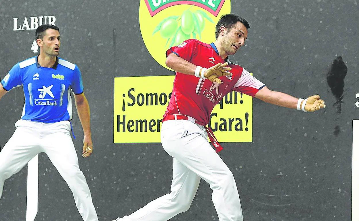 Elezkano II, mejor pelotari del encuentro, coloca una pelota en el 'txoko' con la zurda ante la mirada de Albisu. 