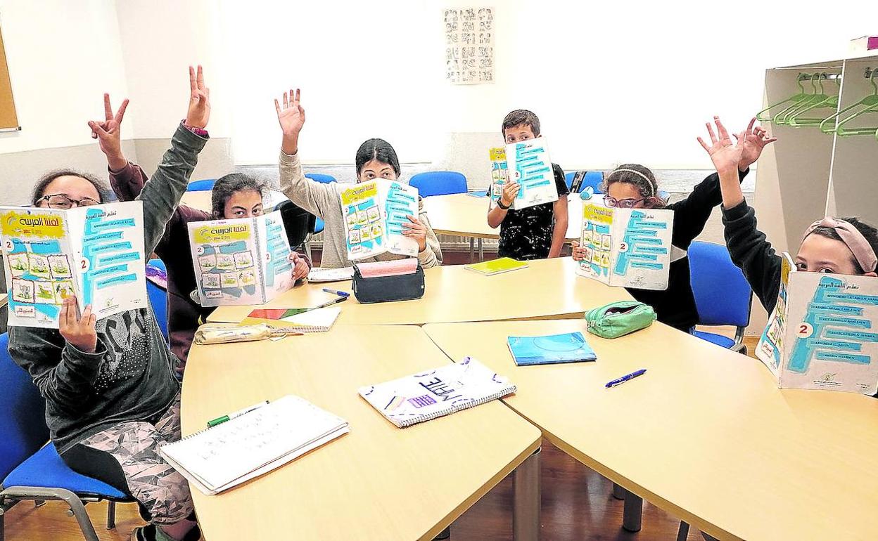 Un grupo de escolares recibe clases de árabe en un colegio de Renteria. 