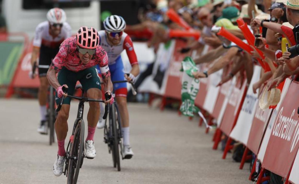Rigoberto Urán, a punto de cruzar la meta en el Monasterio de Tentudía. 