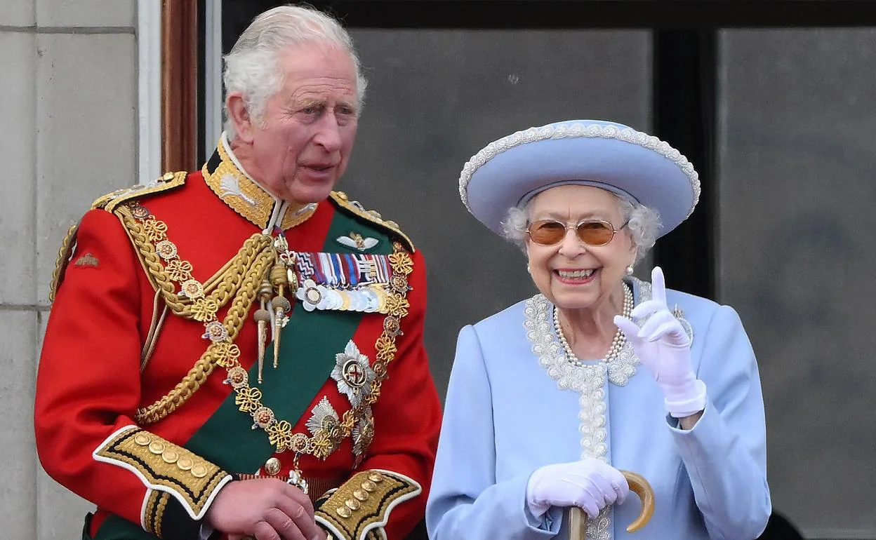 El príncipe Carlos junto a la reina en un balcón del Palacio de Buckingham, el día 2 de junio de este año, durante un acto por el Jubileo de Platino de la soberana, que celebra los 70 años desde su ascensión al trono