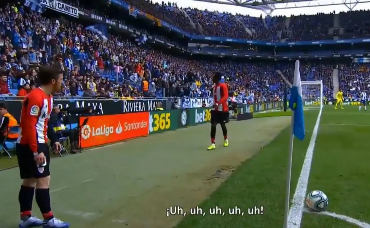 Momento en el que aficionados del Espanyol insultan a Iñaki Williams imitando a un mono. 