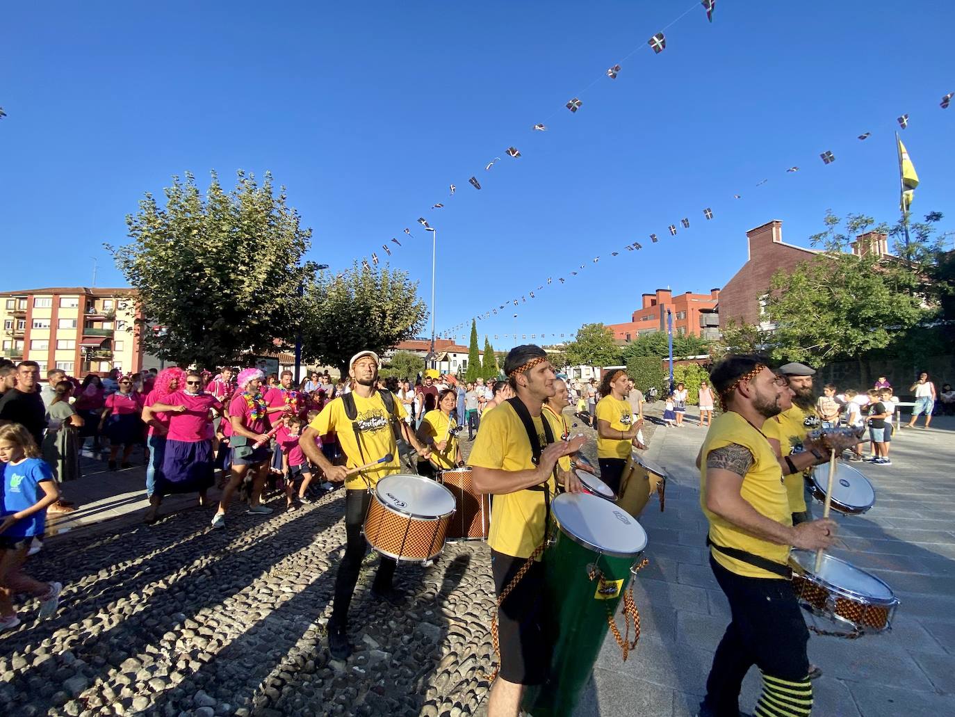 Una batucada acompañó a la cuadrilla Radio Patio hasta el balcón del Ayuntamiento.