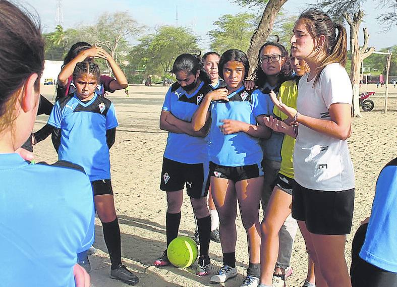 Iratxe Lizarazu, cooperante en Perú, entrena a futuros futbolistas. 