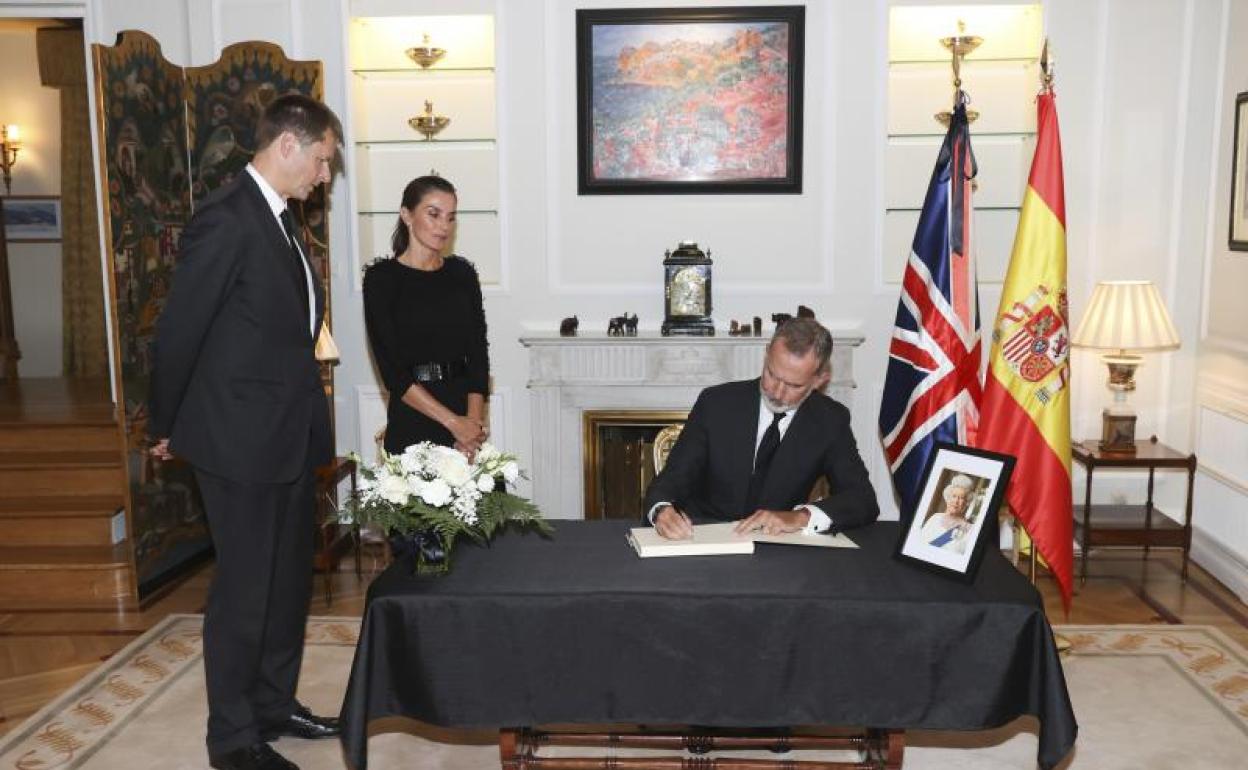 El rey Felipe VI firma en el libro de condolencias por el fallecimiento de la reina Isabel II. 