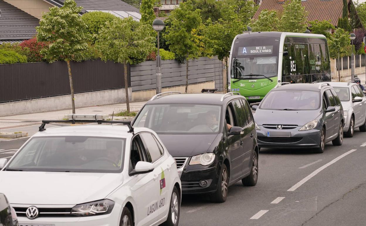 Una fila de vehículos avanza junto al BEI.