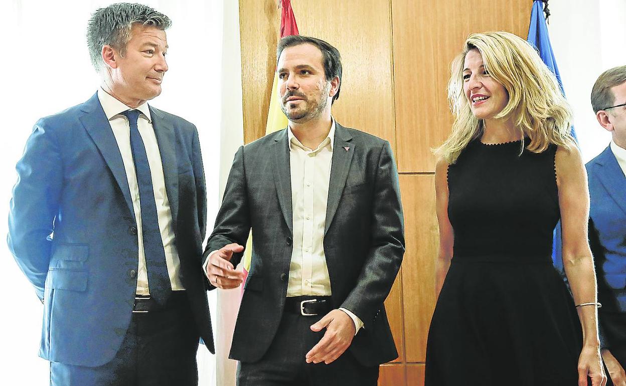 El director ejecutivo de Carrefour, Alexandre de Palmas, con el ministro de Consumo, Alberto Garzón, y la vicepresidenta Yolanda Díaz. 