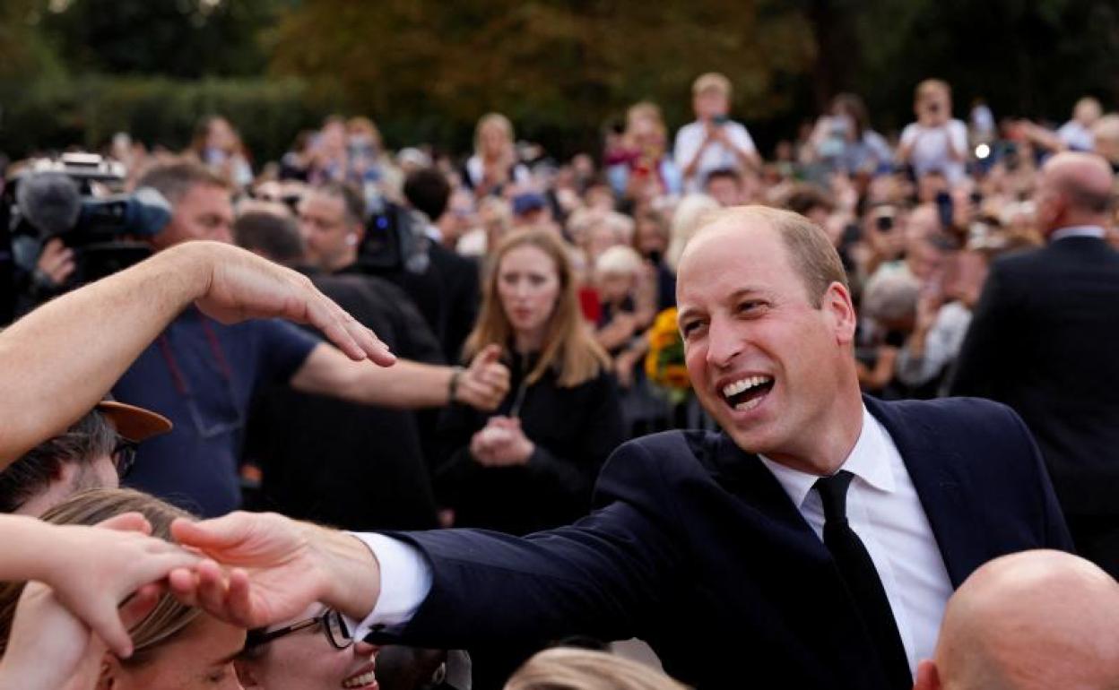 El príncipe Guillermo saluda a los ciudadanos frente al castillo de Windsor.