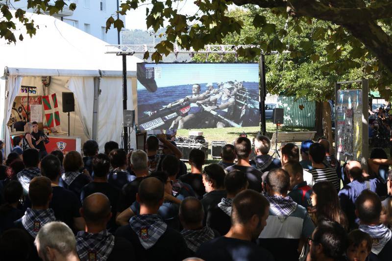 Fotos: Bermeo celebra la victoria de Urdaibai en plenas fiestas de la localidad