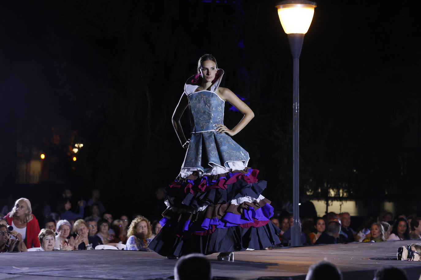 Fotos: Güeñes se convierte en una pasarela de moda de Vestidos de papel |  El Correo