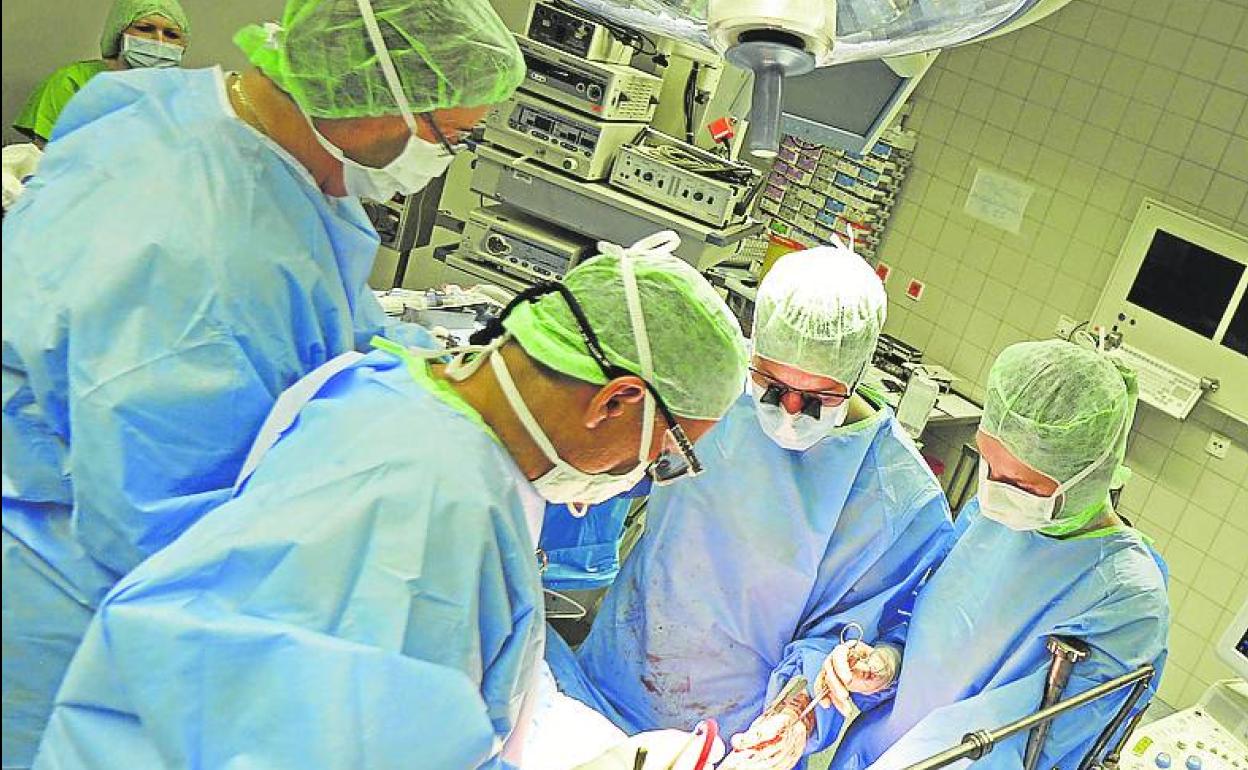 Intervención de un paciente en un quirófano. 