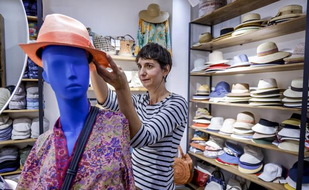 Lola Martínez, dependienta en la tienda Sombreros Albero. 