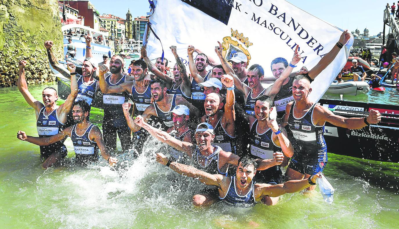 La tripulación de la 'Bou Bizkaia' celebra su triunfo arrollador.