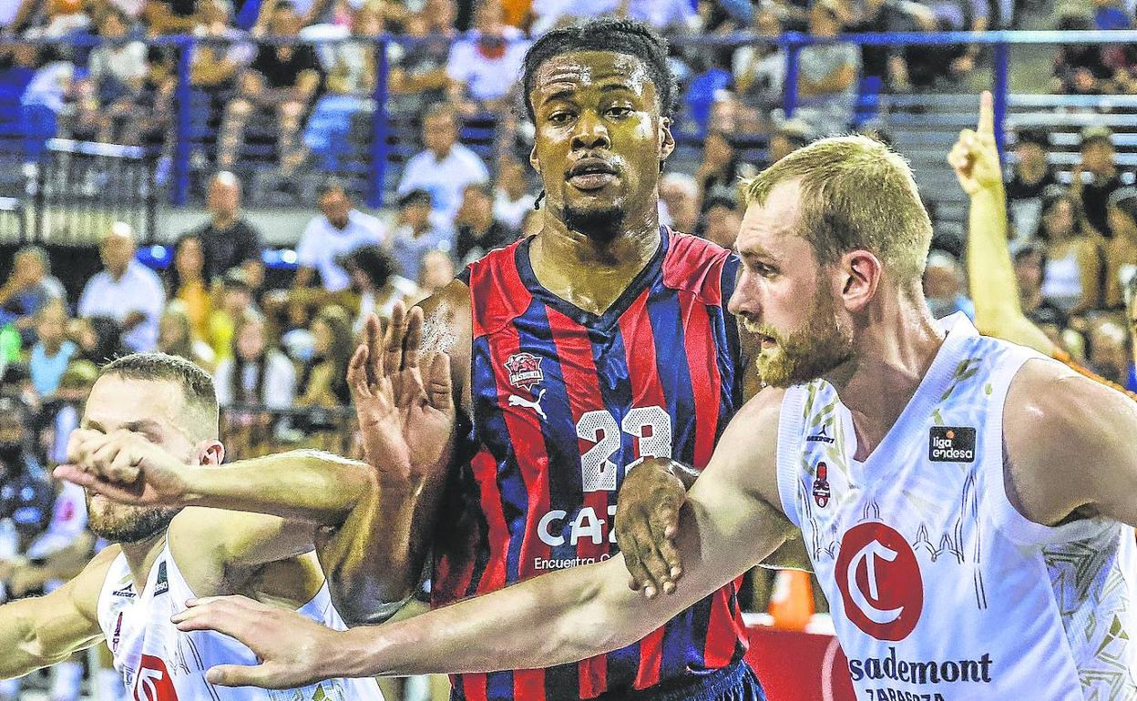 Steven Enoch se abre paso entre dos rivales en busca del balón durante el amistoso ante el Casademont Zaragoza.