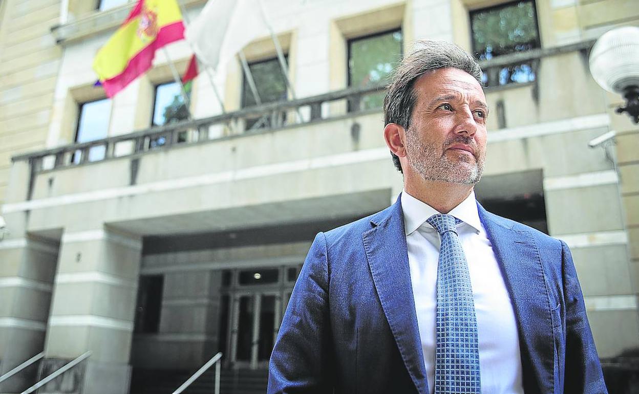 Futuro. El juez decano, Aner Uriarte, delante del Palacio de Justicia de Bilbao. 
