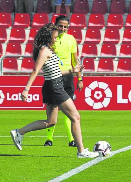 Imagen - La campeona del mundo Adriana Nanclares hizo el saque de honor. 