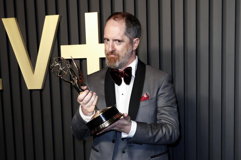 El actor y productor estadounidense Brendan Hunt posa con un premio Emmy por 'Ted Lasso' 