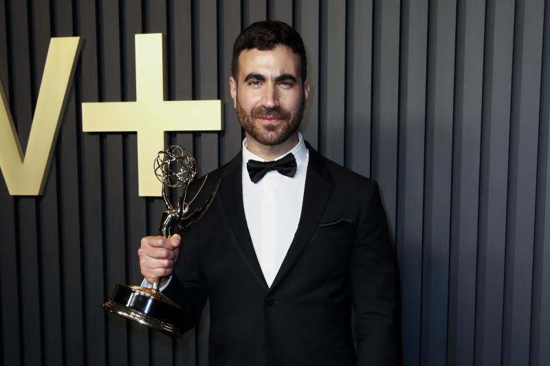 Brett Goldstein sostiene su Emmy por la serie 'Ted Lasso'