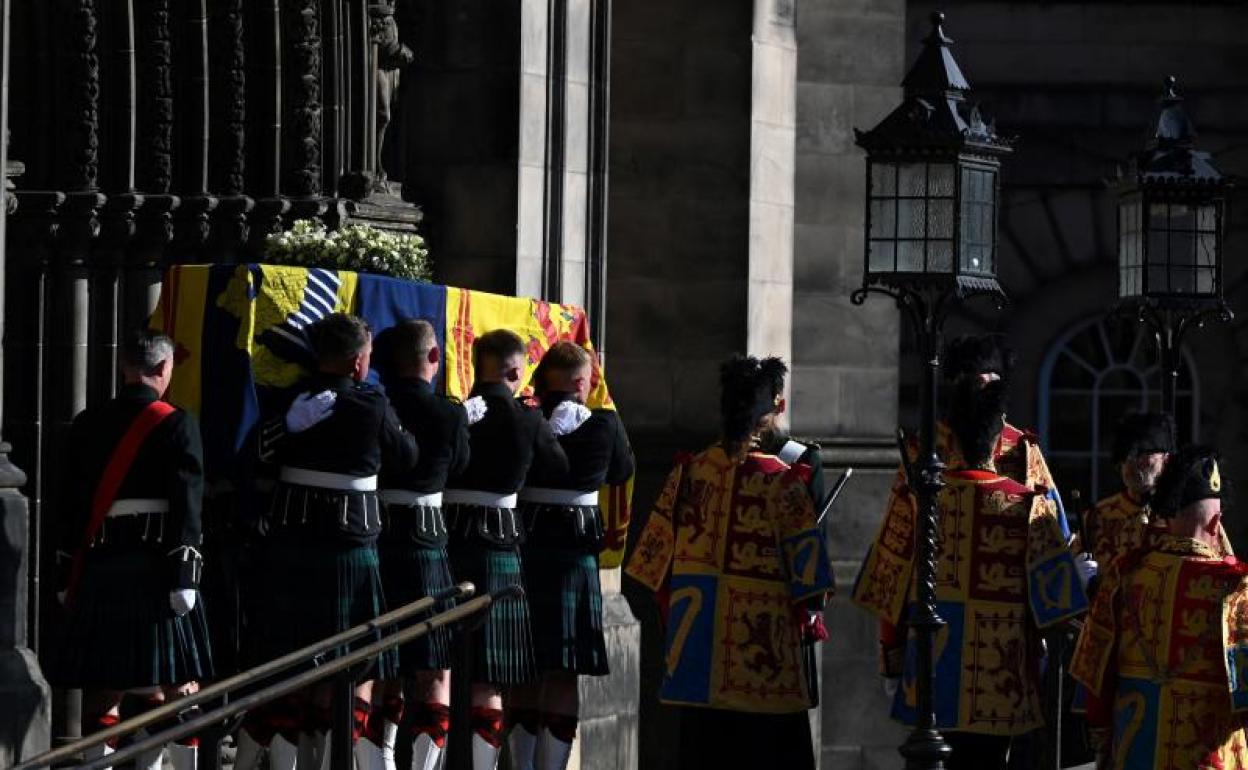 El féretro sale de la iglesia de Saint Giles hacia el aeropuerto de Edimburgo. 