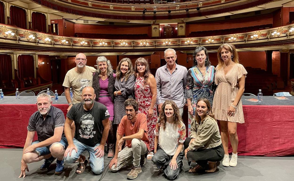 Representantes de las compañías vascas posan en una foto de familia sobre el escenario del Principal.